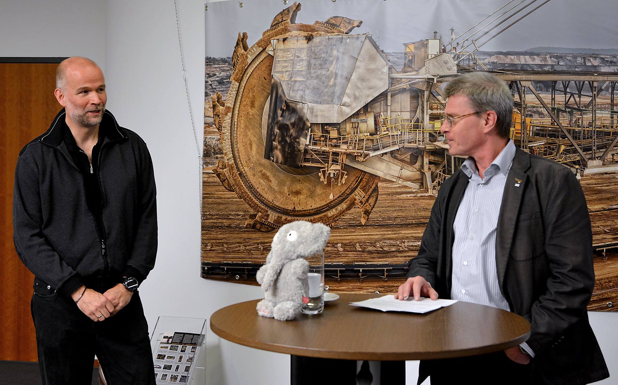 Michael Sander und Thomas Kr&uuml;tzberg bei der Ausstellungser&ouml;ffnung Michael Sander WORKed PLACES in der Mercatorhalle Duisburg